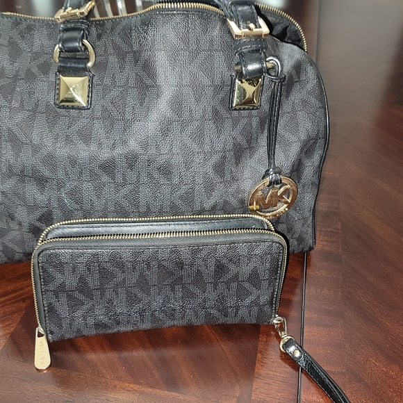 Mk hobo bag with matching wallet - Picture 6 of 6